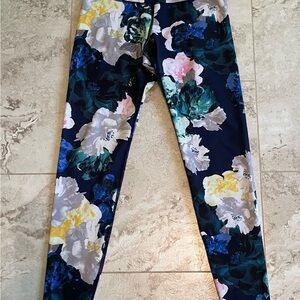 6/$20 Old Navy Active GO-DRY Fitted Navy Floral Active Wear
Like New Condition